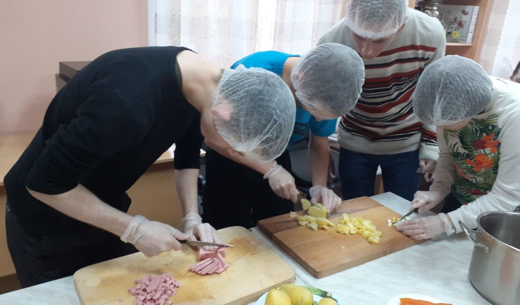 По многочисленным просьбам ребята из 4й семейной группы самостоятельно приготовили праздничный салат «Оливье «