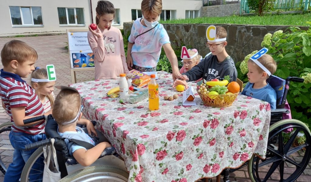 С детьми было проведено занятие о витаминах, на котором они узнали об их пользе и вредных продуктах.