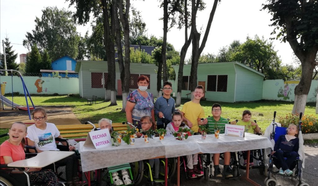 Трав лекарственных запас, Помогает в трудный час.