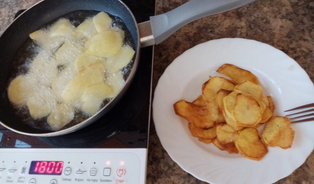 24 августа — День рождения картофельных чипсов. А чипсы, приготовленные своими руками намного вкуснее!