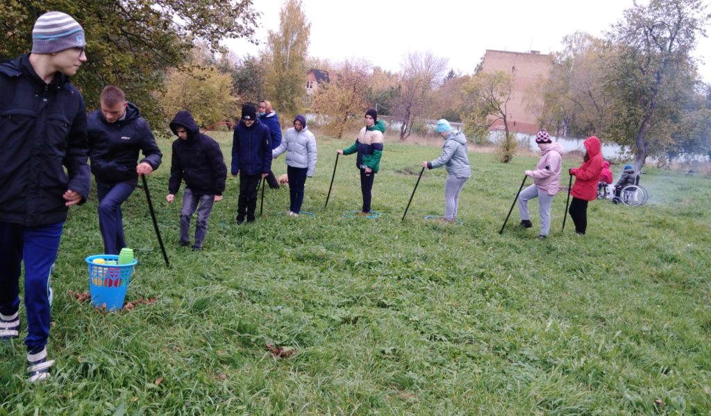 Всемирный день туризма ребята провели на природе, демонстрируя свои умения в различных игровых испытаниях. Историю этого праздника и особенности его проведения ребята узнали из информационно-познавательного видеоролика.