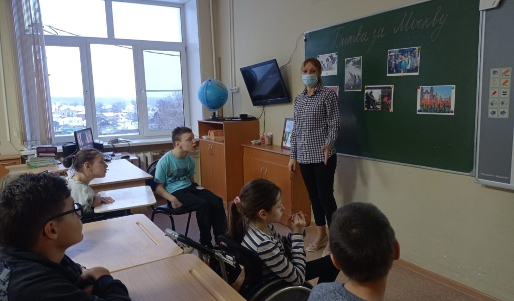 Московская битва является одним из решающих сражений Великой Отечественной войны. Это была первая крупная победа советских войск над фашистами. На внеклассном мероприятии, посвящённому 80-летней дате этого события, ребята узнали о великом подвиге защитников нашей столицы, посмотрели документальный фильм «Ни шагу назад! «