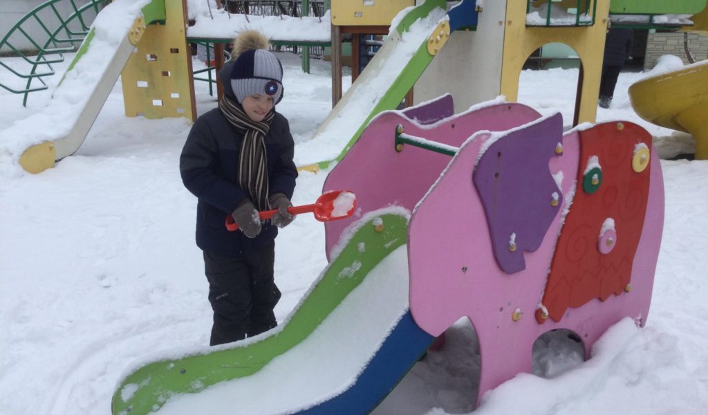 В первой группе состоялась прогулка— наблюдение « Зима пришла».