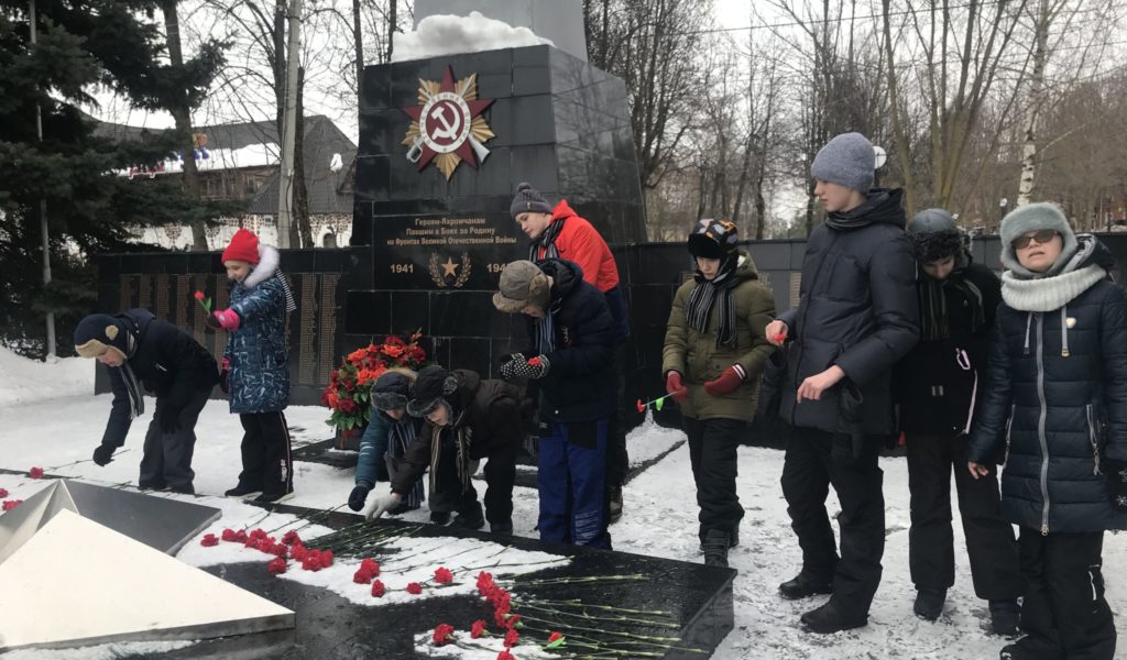 Экскурсия к памятнику яхромчанам, погибшим в годы Великой Отечественной войны. Возложили цветы, прочли стихотворения.