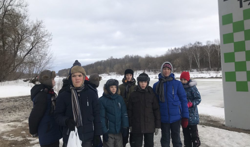 Ребята средней группы наблюдали за изменениями на канале и речке. Весна вступает в свои права: речка разливается, а вот канал ещё во льду! Покормили уток!