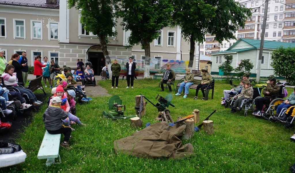 Военно-полевой отдых на привале. Театрализованное мероприятие, посвященное фронтовым будням: мы пели военные песни, слушали солдатскую гармонь и ели настоящую фронтовую кашу.