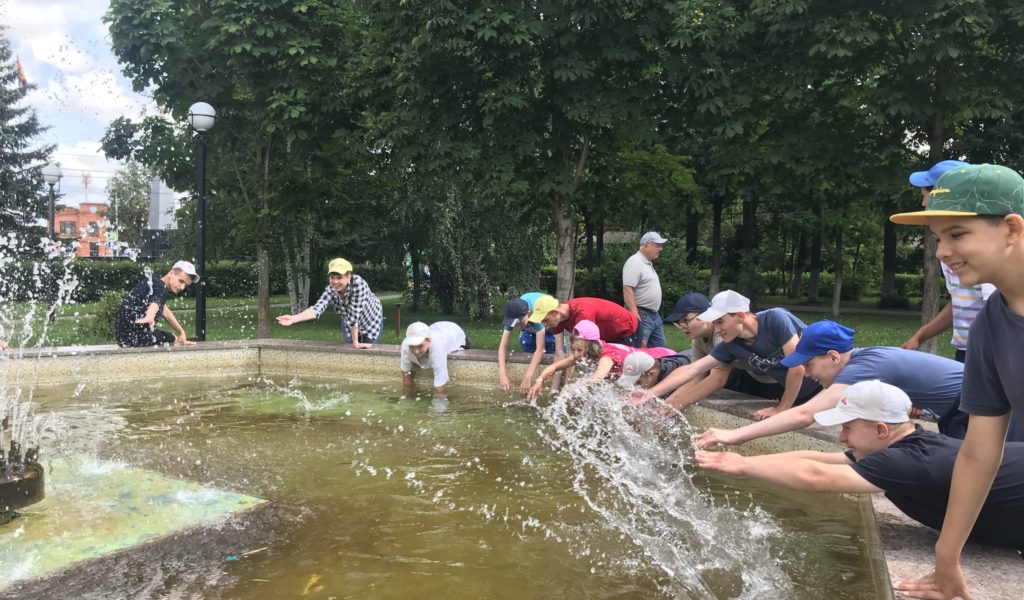 Лето! Солнце! Жара! А у нас в фонтане волны как на море! Чудеса да и только!