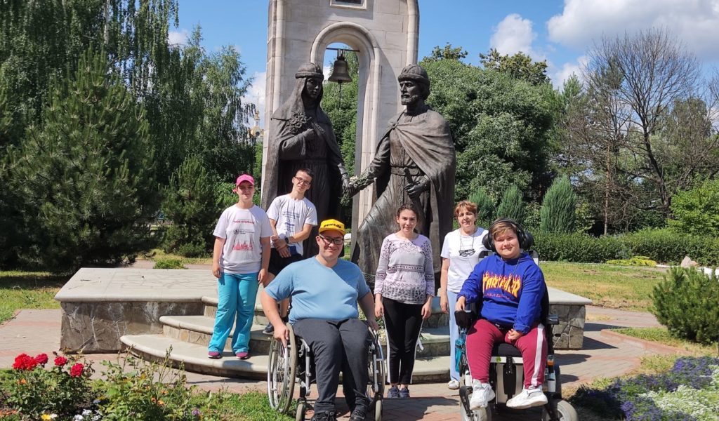 Ребята четвёртого отряда на экскурсии у памятника «Святых Петра и Февронии».