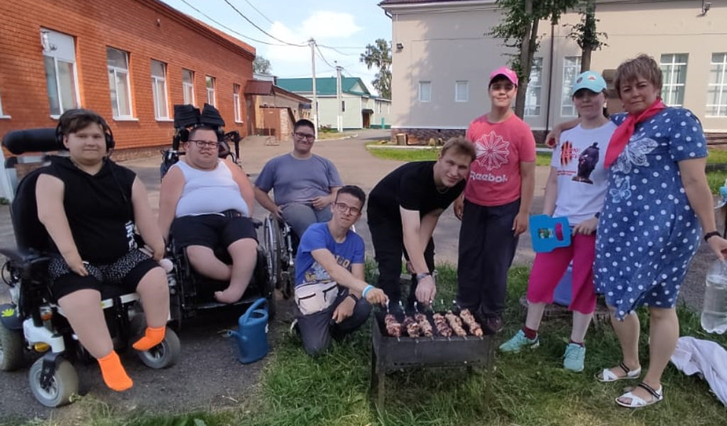 Мы любим отдых на природе, Пикник в компании друзей! Песню весёлую заводим, Чтоб вечер был наш веселей!