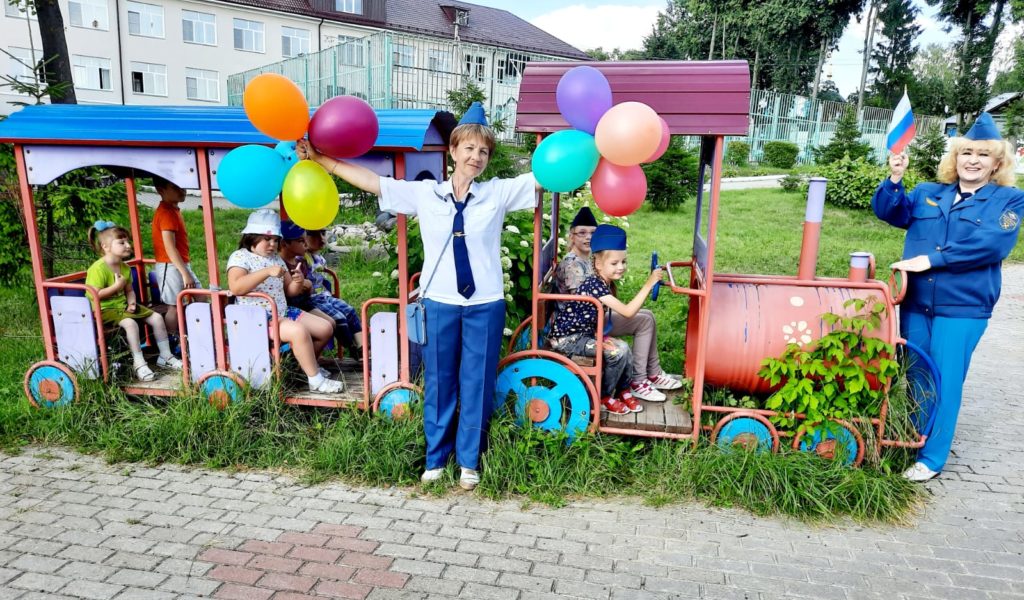 День железнодорожника. Отряды «Цветик-семицветик» и «Торопыжки» участвовали в интересном развлечении «Весёлый паровозик Детство»