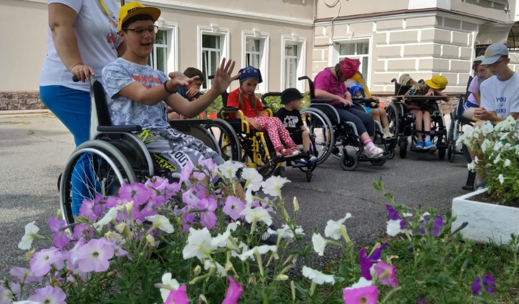 Живёт на свете красота  В цветке, в реке, в звезде, В полете птицы и листа, А главное — в тебе