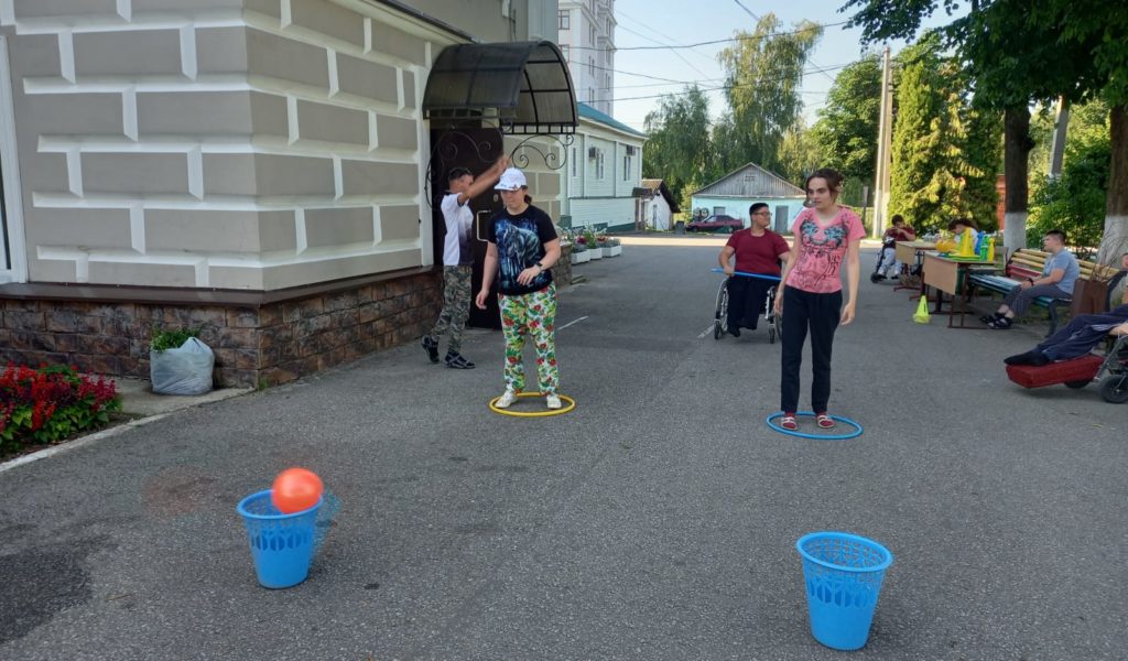 Спортсмены из отряда «Единство» разминаются покорять рекорды в играх «Стартуют все»! Игра проходила по спортивным правилам!