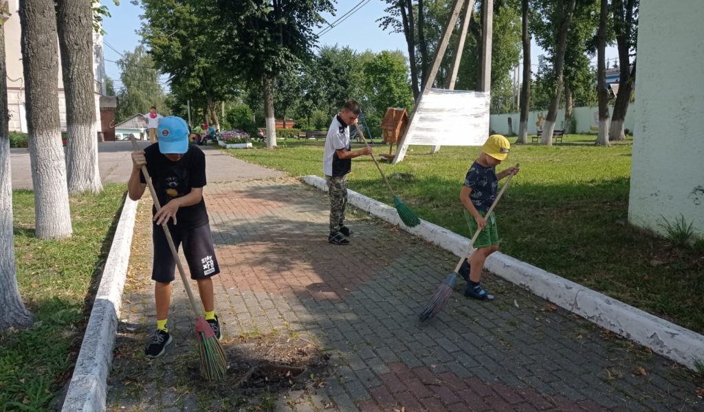 Сегодня в третьем и четвёртом отрядах «Марафон добра». Волонтёр — это человек, который бесплатно и добровольно делает что-то для других людей. «Спасибо вам за помощь многократно, Спасибо вам за добрые дела!»