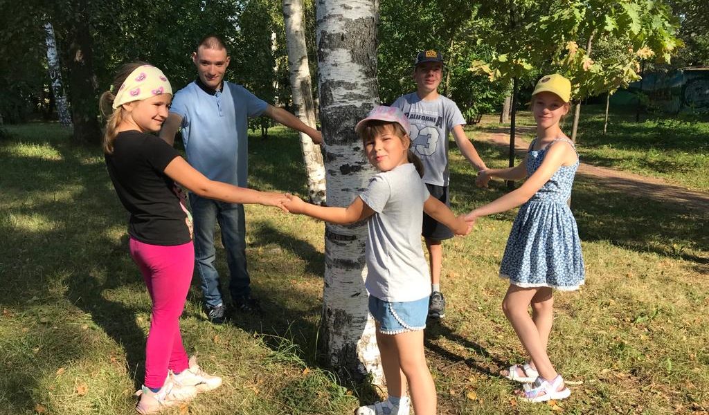 День сегодня очень жаркий,Все с утра гуляют в парке.Сколько в нём аллей зелёных!Сколько в нём деревьев стройных!