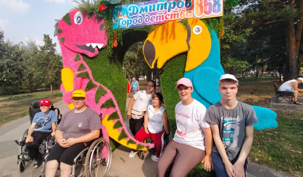 Наши ребята совершили прогулку по праздничному Дмитрову. И с ними на празднике, посвящённом Дню города, побывали наши гости студенты из МГИМО