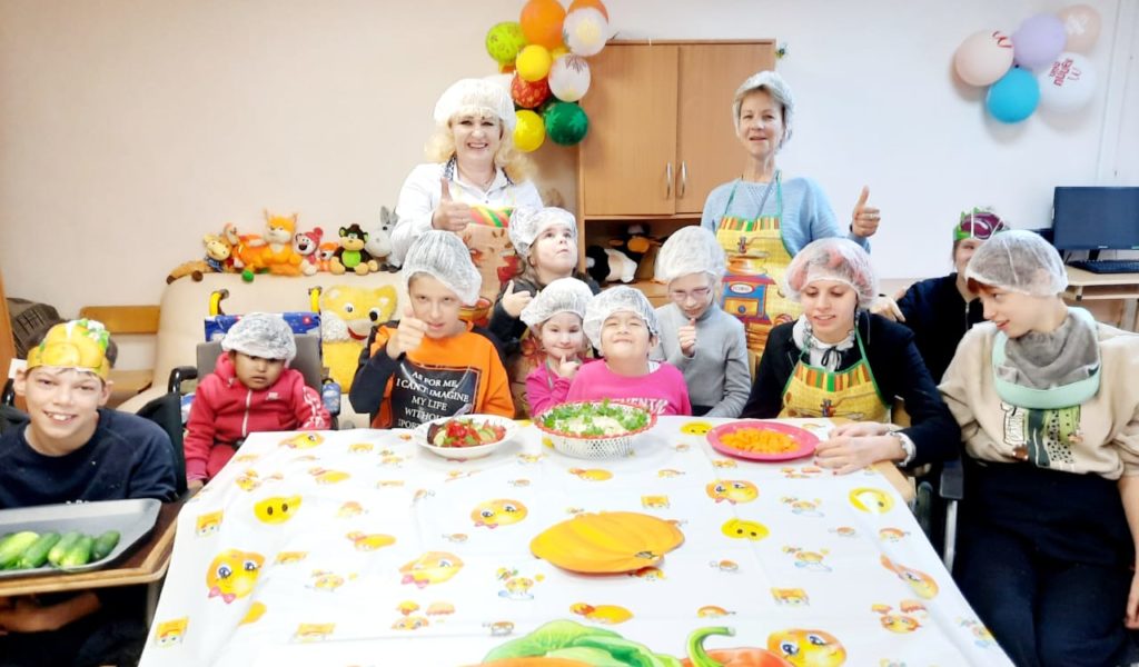 Ребята первой и второй группы были настоящими поварами и с любовью приготовили витаминные овощные  салатики