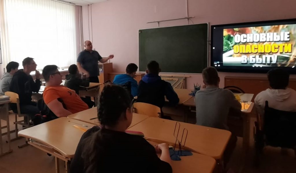 Сегодня ребята закрепили представления о ситуациях, опасных для жизни и здоровья