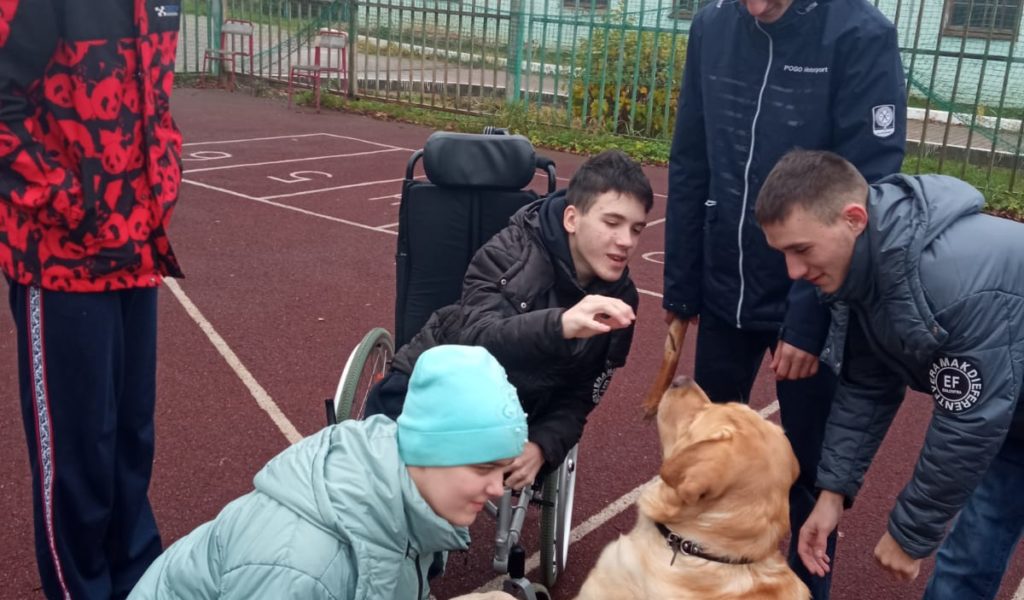 Ребята очень любят своего питомца — собаку Боню, заботятся о нём, гуляют, играют и даже дрессируют, радости нет предела у всех