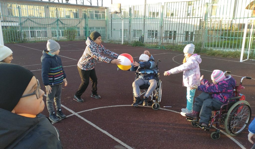 «Подвижные игры на прогулке».Проведение подвижных игр и упражнений на прогулке повышает двигательную активность детей, способствует улучшению здоровья и отличному настроению