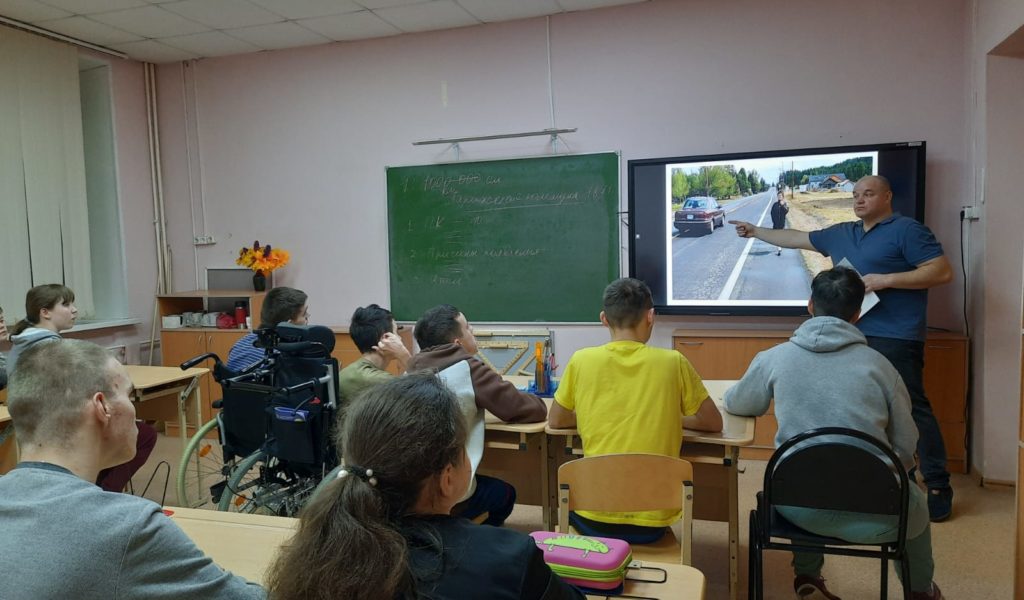 Сегодня с ребятами была проведена беседа «Безопасность пешехода». Они посмотрели видеофильм «Дорожные знаки для пешеходов», вспомнили и закрепили правила дорожного движения