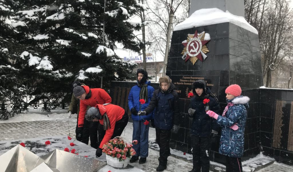 Побеседовали о дне начала контрнаступления советских войск в битве под Москвой и возложили цветы к памятнику погибшим яхромчанам