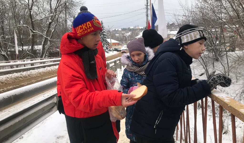 «Помощь пернатым друзьям» — наступили холода и мы снова подкармливаем уток. Как же они радуются!