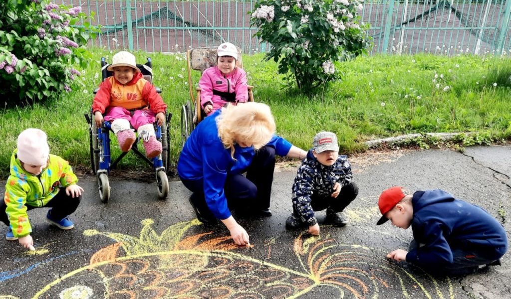 Досуг. Конкурс рисунков на асфальте «Мы рисуем сказку»