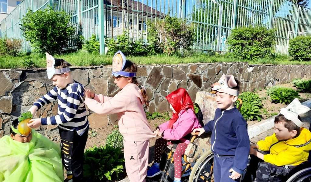 Досуг. Развлечение на прогулке и театрализация русской народной сказки «Репка».Участие в театрализованной игре доставило детям радость, интерес и возможность попробовать себя в роли актёров.