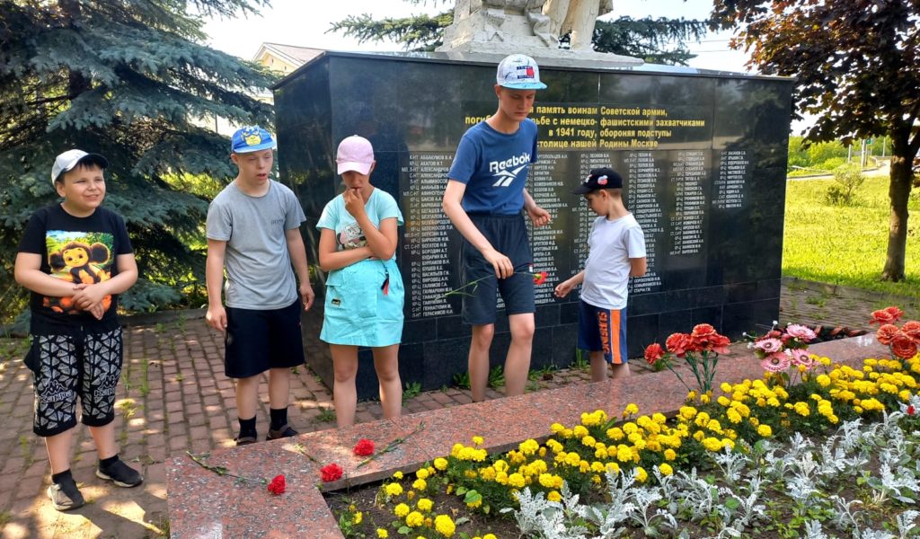 Экскурсия и возложение цветов к памятнику воинам Советской армии