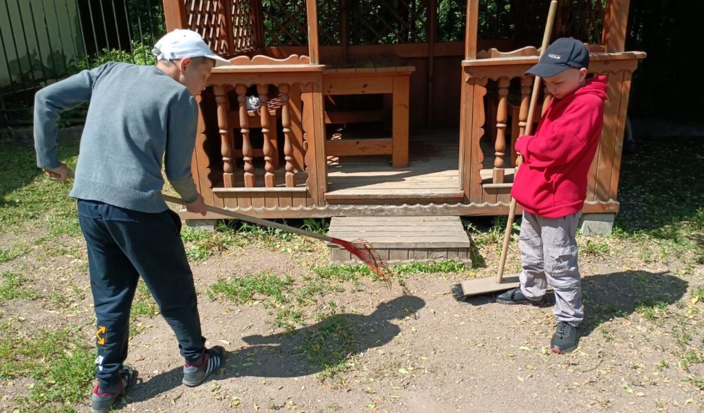 Экологический десант «Чистая беседка». Подготовили беседку к вечерним посиделкам