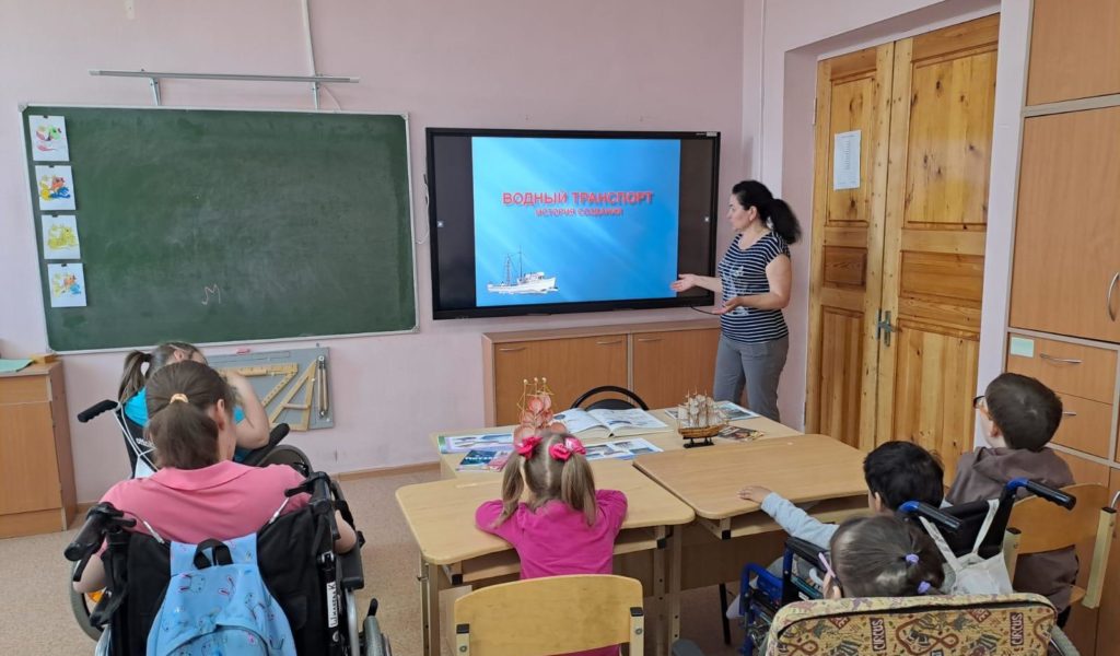 Познакомившись с историей водного транспорта, 1й и 2й отряды провели совместные морские учения и спустили на воду новенький корабль!