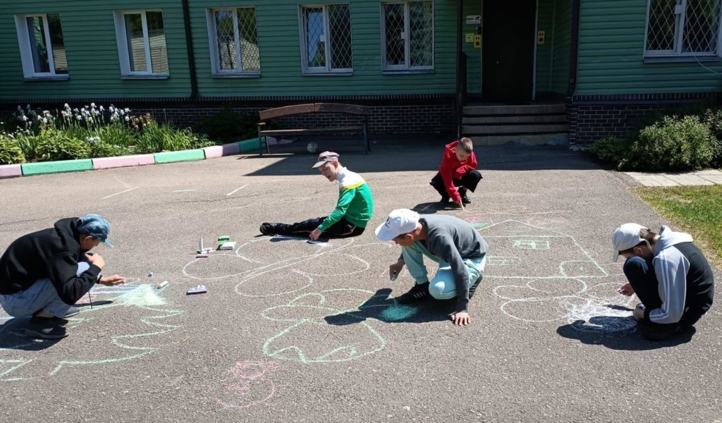 Мы рисуем на асфальте, Не в тетрадке, не на парте. Все художники — поверьте, Когда рисуют на асфальте дети!