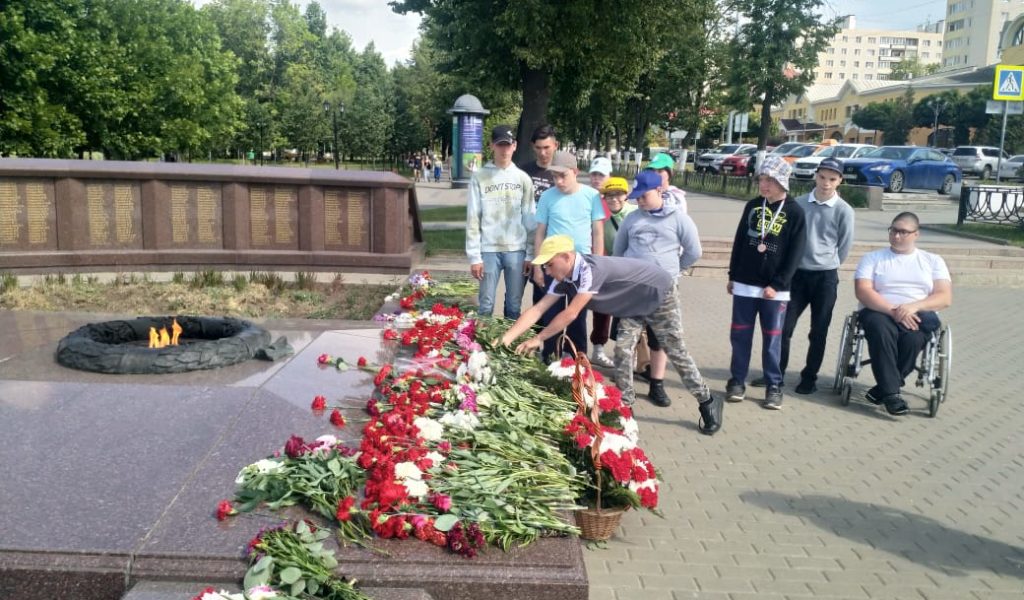 22 июня — День памяти и скорби. Возложение цветов к Вечному огню на площади  города.