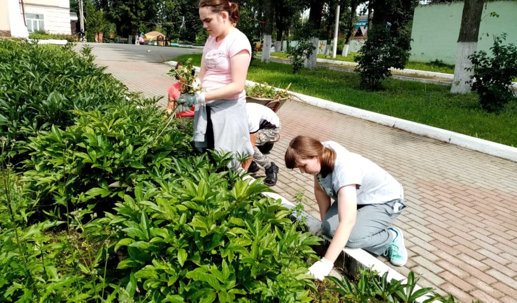 Трудовой десант «Цветами улыбается земля».