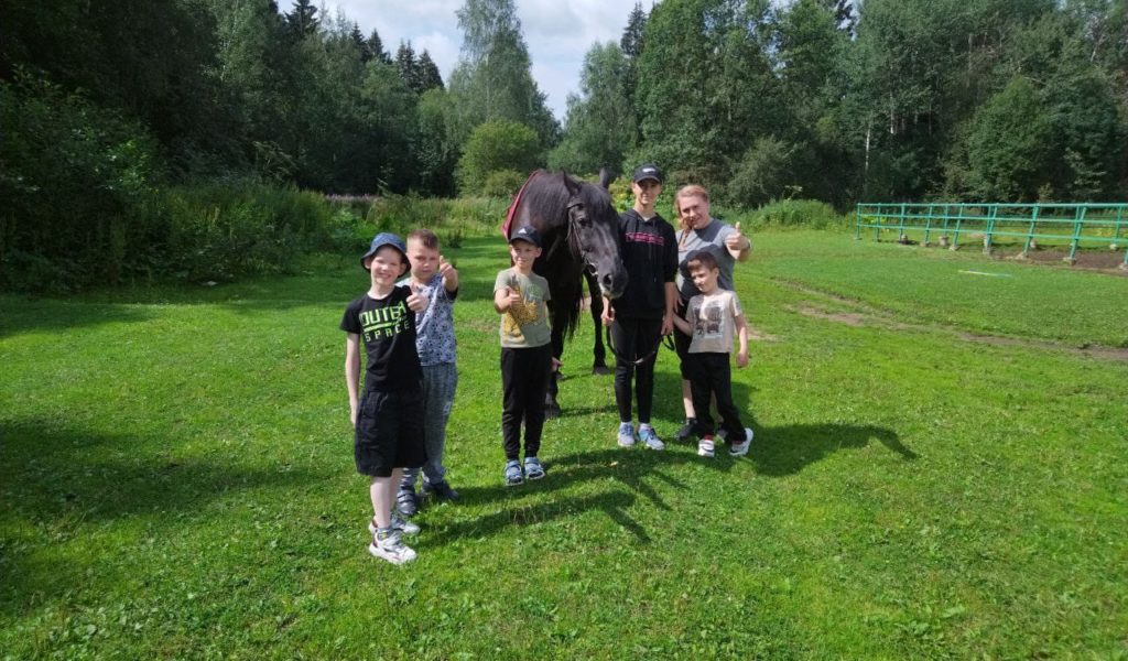 Иппотерапия и адаптивная верховая езда (АВЕ) в МБУ СК «Буденновец». Эти ребята только второй раз верхом, а уже ничего не боятся! А управлять лошадью оказывается трудная задача: приходится следить за положением рук, ног и спины. Да ещё слушать тренера.