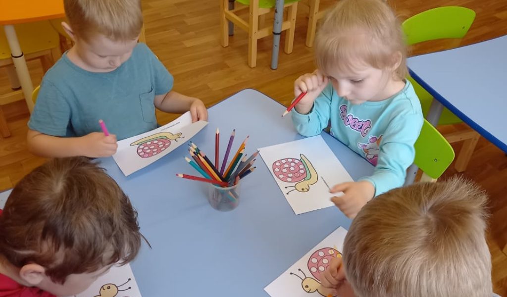 Ознакомление с окружающим миром «Птички, бабочки и мошки, паучки, собаки , кошки — наши меньшие друзья, обижать друзей нельзя»