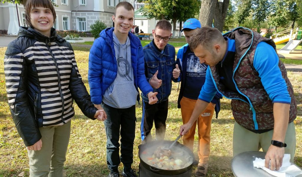 Мастер — класс по приготовлению ухи. Уха — главное рыбацкое блюдо и одно из самых древних блюд русской национальной кухни.