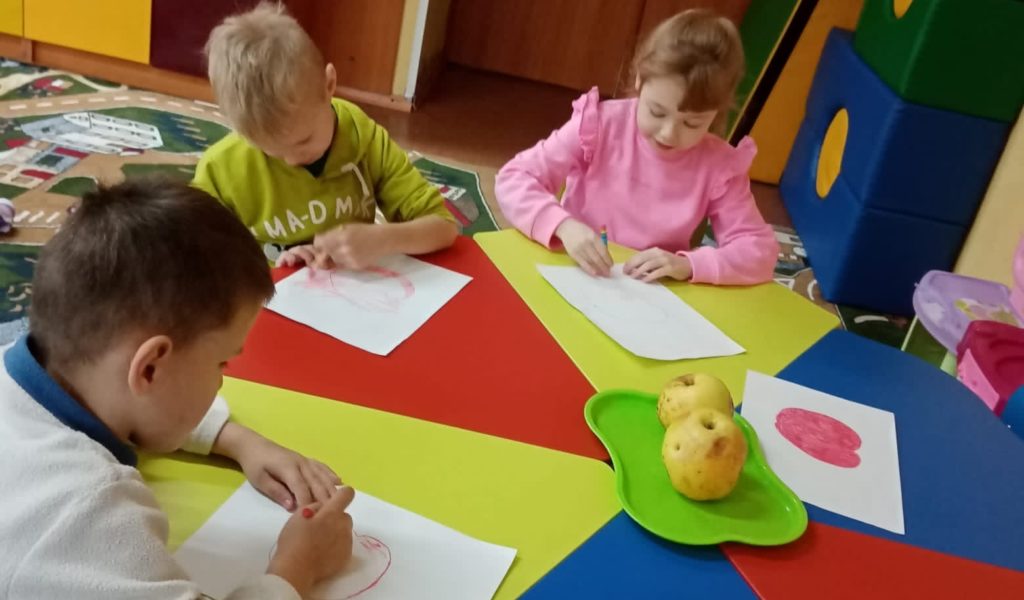 Рисование «Яблоко». Учим детей правильно держать карандаш, равномерно штриховать, не выходя за контур.