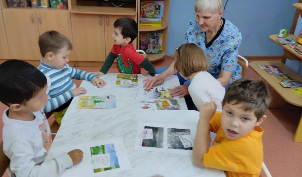 Ознакомление с окружающим. Деревья и кустарники осенью.