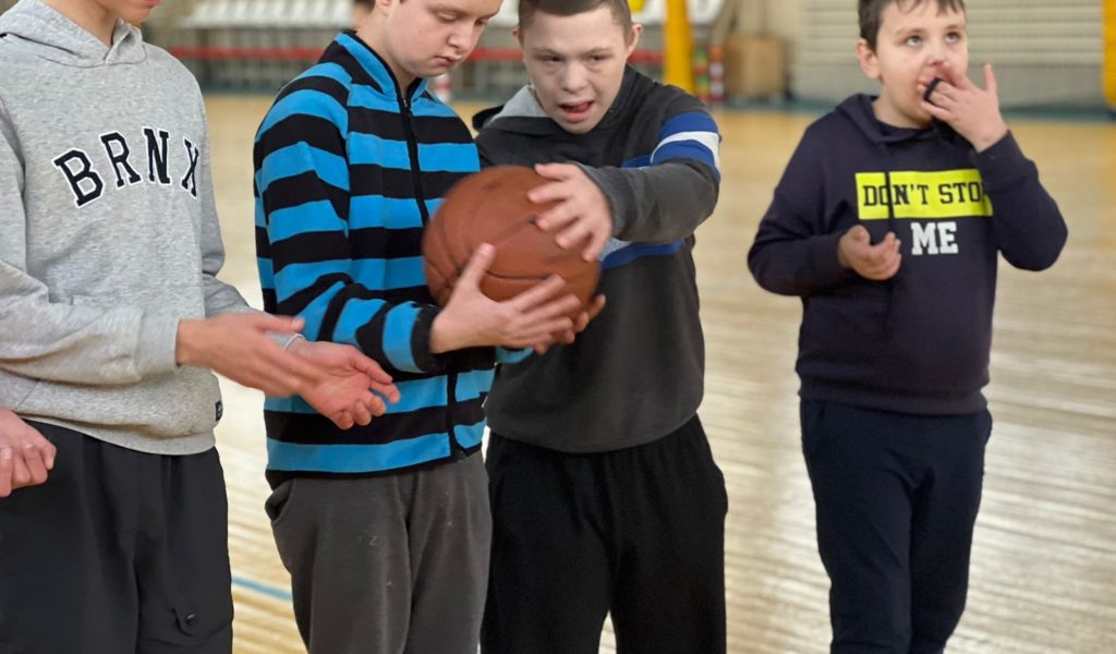 Адаптивная физическая культура в МОУ СОК «Яхрома». Ребята с удовольствием выполняли беговые упражнения и упражнения с баскетбольным мячом.
