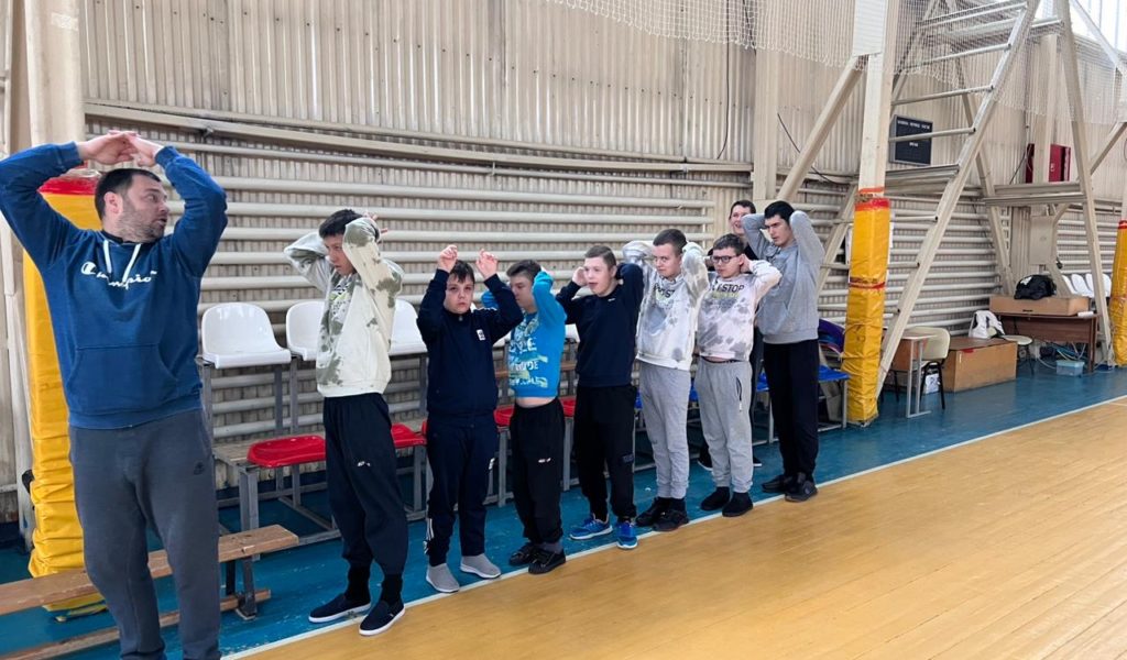 Адаптивная физическая культура в МАУ СОК «Яхрома». Занятие на гимнастический снарядах для совершенствования координационных навыков.