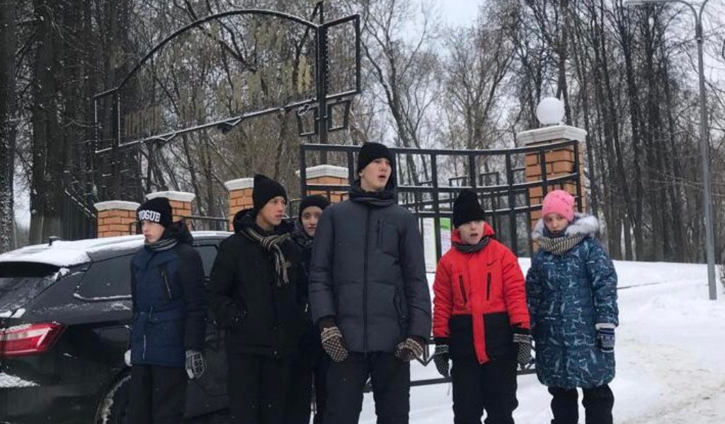 Экскурсия в городской парк им. И.А.Лямина. Без добрых дел не можем — покормили по дороге уточек.