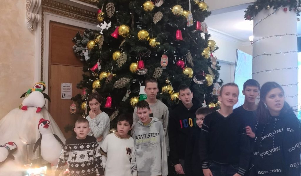 Сегодня ребята посмотрели замечательную сказку «Невероятная история Снегурочки и её друзей» в МБУ ЦКР «Яхромский».