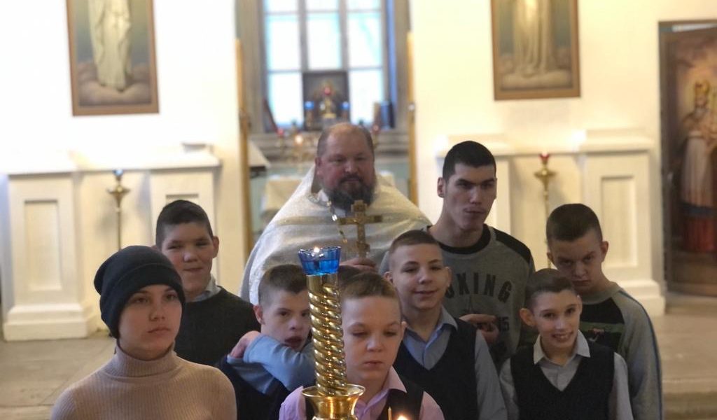 Ребята посетили Яхромский «Троицкий собор» и прошли таинство Причастия.