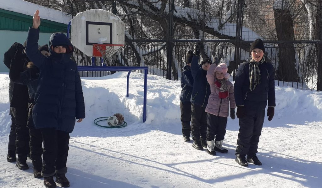 Спортивный час на свежем воздухе «Мы сильные и смелые».