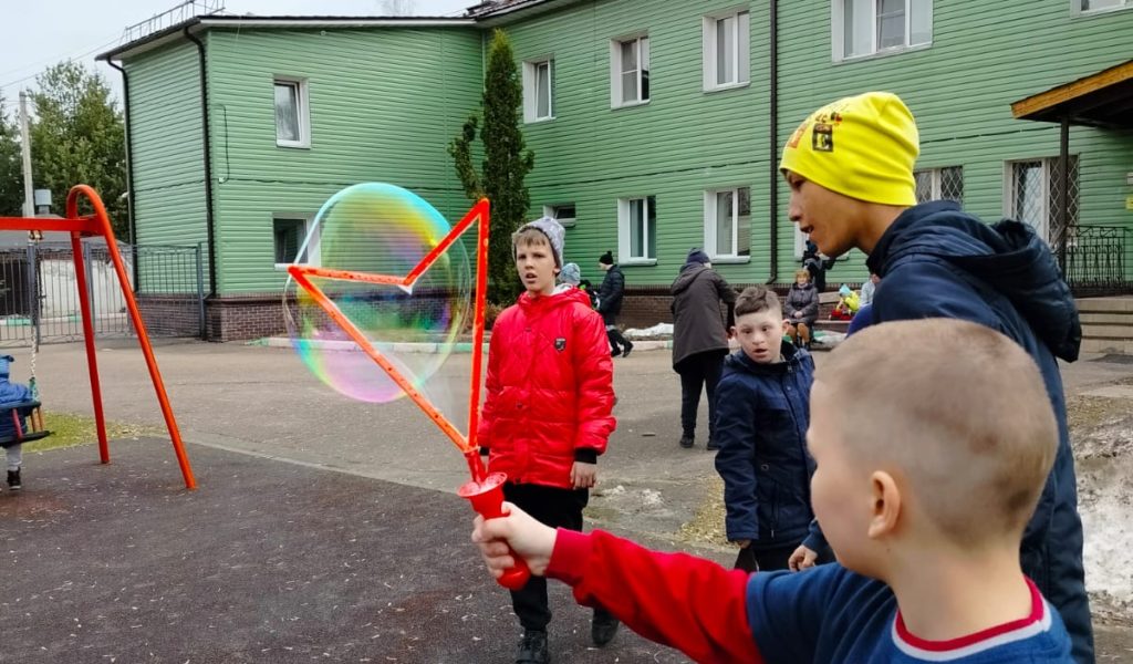 Развлекательное мероприятие на свежем воздухе.Если грусть на вас напала,Мысли в луже извалялаАж просвета не видать,То не стоит унывать.Надо мыльный взять раствор,Выйти в сад или во двор.Там по счету: раз, два, триВыдуваешь пузыри!Словно радуги приветы -На проблемы все ответы!Пусть выше крыш они плывут,Печаль подальше унесут!Любое горе — не беда,Когда с улыбкой ты всегда!