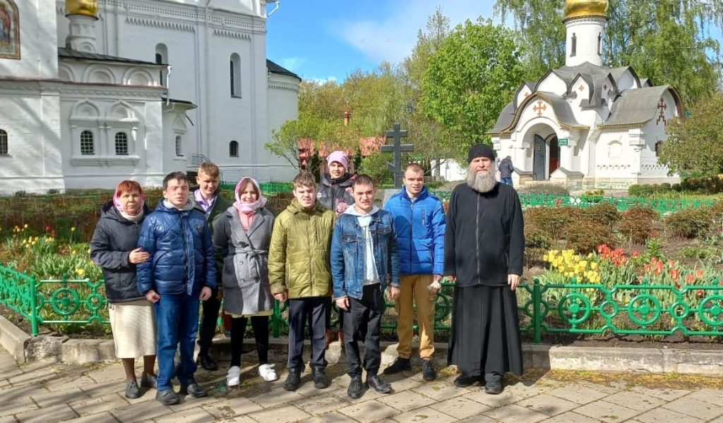 Пасхальный звон восходит до небес,И в наших душах с раннего утраГорит лампада мира и добра.Как хочется поверить в этот час,Что Бог коснулся каждого из нас!В светлый праздник ВОСКРЕСЕНИЯ ХРИСТОВА наши ребята посетили праздничную службу в Борисо- Глебском монастыре. Состоялось чаепитие с братией монастыря.