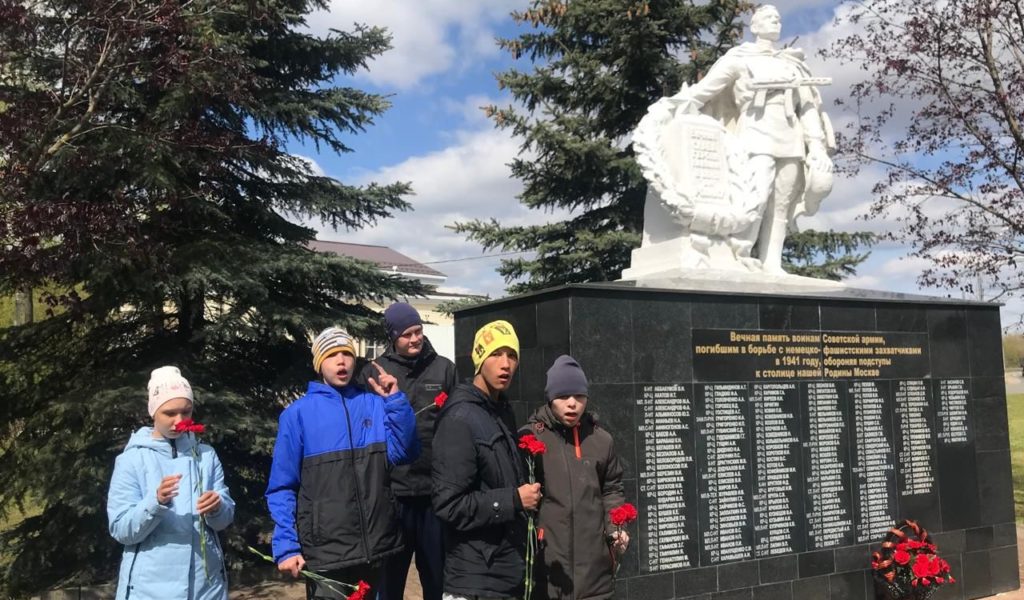 Ребята возложили цветы в г.Яхрома к памятникам погибшим в годы Великой Отечественной войны.