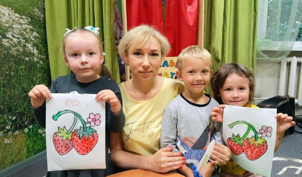 В СЦ «Дмитровский» в Кризисном центре прошло занятие с дошкольниками. В дошкольном возрасте дети как губки — впитывают знания и навыки отовсюду. А потому даже пустяковые на первый взгляд занятия помогают развиваться!