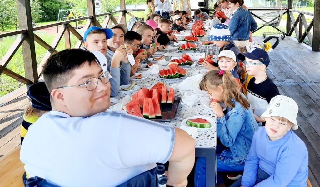 Интересно, весело, позитивно и вкусно в нашем «Семейном центре» прошло мероприятие «Приглашаем на арбуз».